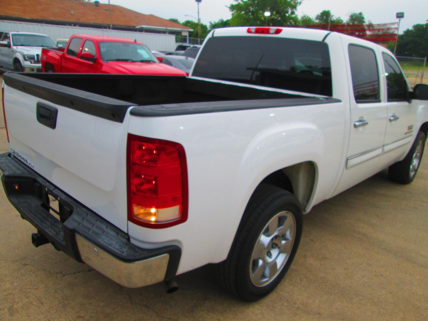 2009 WHITE GMC Sierra 1500 (3GTEC23J59G) , located at 1815 NE 28th St., Fort Worth, TX, 76106, (817) 625-6251, 32.795582, -97.333069 - Photo#4